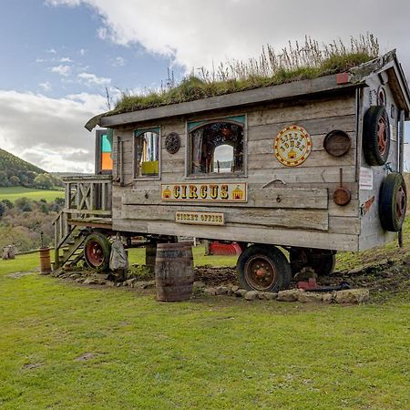 2 X Double Bed Glamping Wagon In Dalby Forest Скарбъро Екстериор снимка
