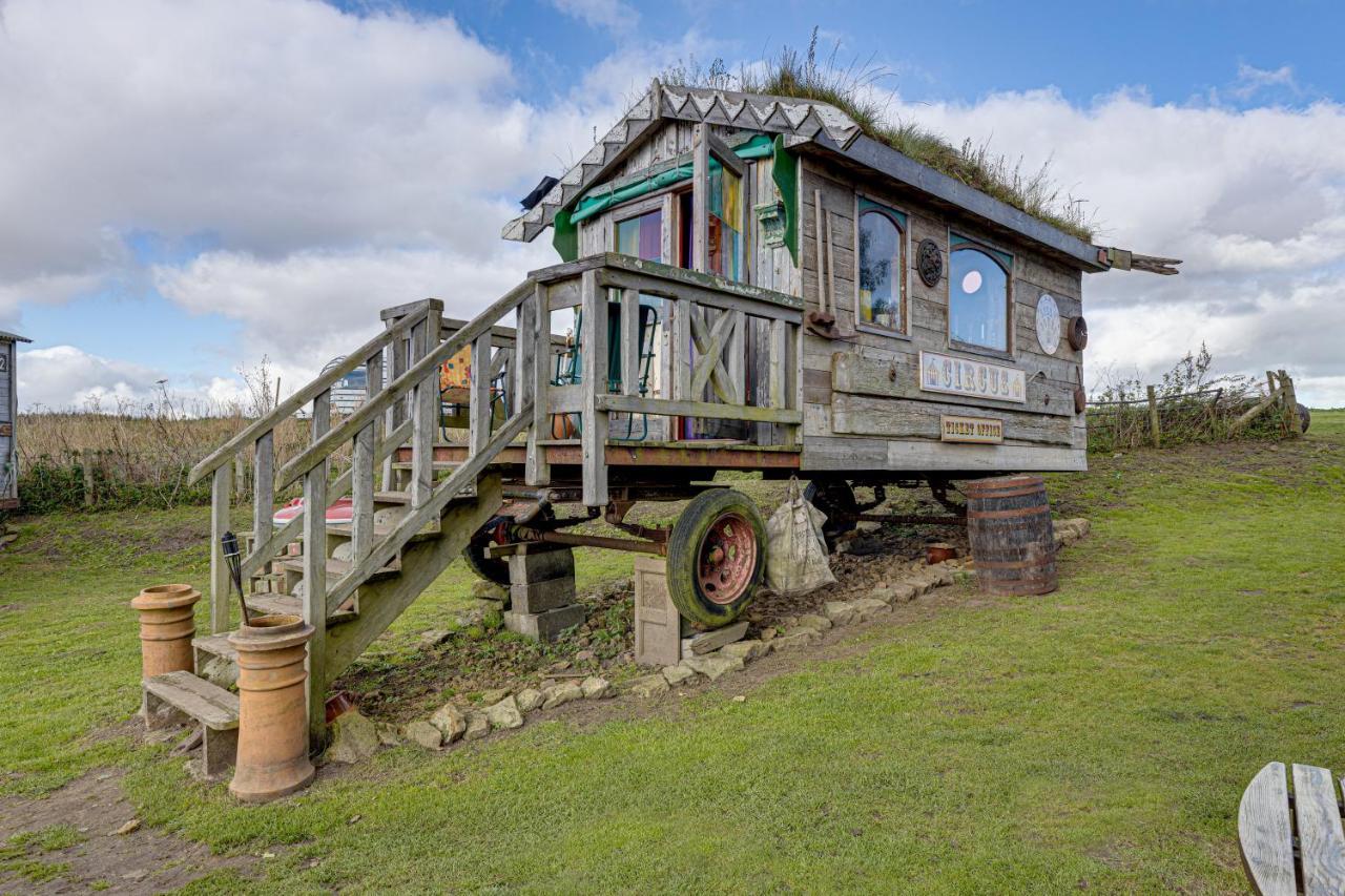 2 X Double Bed Glamping Wagon In Dalby Forest Скарбъро Екстериор снимка